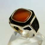 انگشتر عقیق قرمز مربع مخراج نگین مشکی زیبا